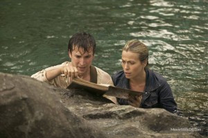 Nager dans la rivière avec un livre unique, ou tout ce qu'il ne faut pas faire ! © TNT